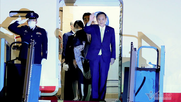 Thủ tướng Nhật Bản đến Hà Nội, bắt đầu chuyến thăm chính thức Việt Nam