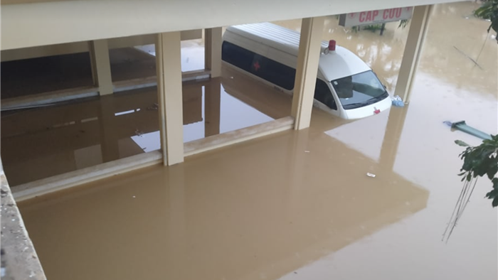Bệnh viện ở Quảng Bình chìm trong biển nước, sản phụ phải chuyển lên khoa Hồi sức tránh lũ, bệnh nhân và bác sĩ thiếu thức ăn - Ảnh 3.