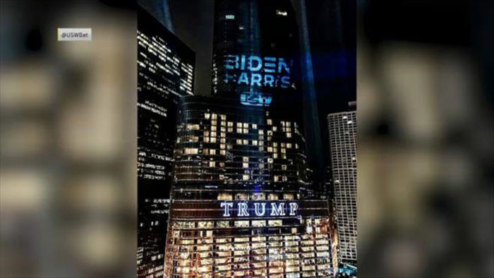 Logo kêu gọi bỏ phiếu cho ông Biden bất ngờ xuất hiện trên tháp Trump - 1
