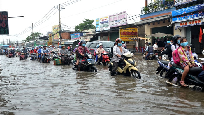 Người Sài Gòn khốn khổ sáng đầu tuần vì triều cường đạt đỉnh - 1 Người Sài Gòn khốn khổ sáng đầu tuần vì triều cường đạt đỉnh - 1