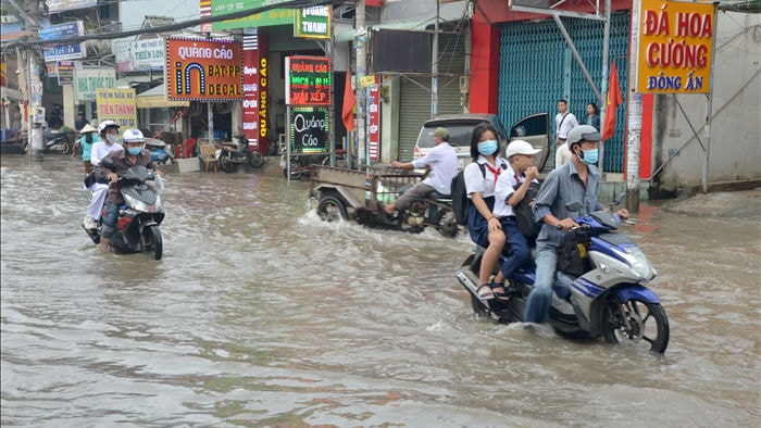 Người Sài Gòn khốn khổ sáng đầu tuần vì triều cường đạt đỉnh - 4 Người Sài Gòn khốn khổ sáng đầu tuần vì triều cường đạt đỉnh - 4