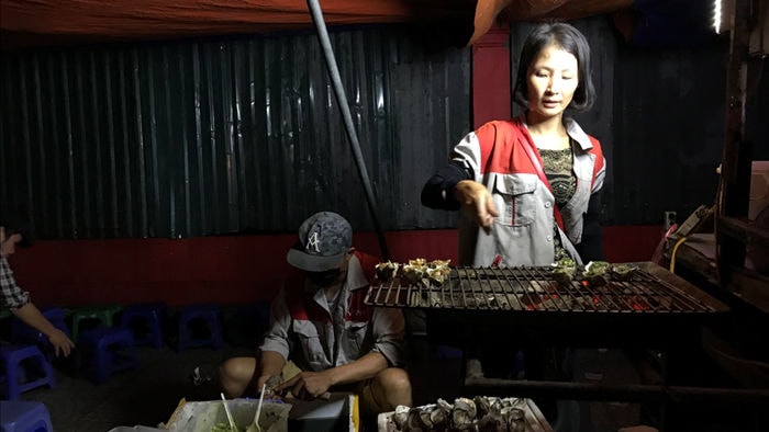Hàu nướng 5 nghìn đồng đổ bộ vỉa hè Hà Nội, chủ bán 4000 con mỗi ngày - 4 Hàu nướng 5 nghìn đồng đổ bộ vỉa hè Hà Nội, chủ bán 4000 con mỗi ngày - 4