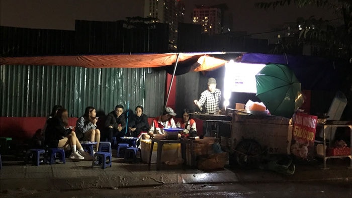 Hàu nướng 5 nghìn đồng đổ bộ vỉa hè Hà Nội, chủ bán 4000 con mỗi ngày - 8 Hàu nướng 5 nghìn đồng đổ bộ vỉa hè Hà Nội, chủ bán 4000 con mỗi ngày - 8