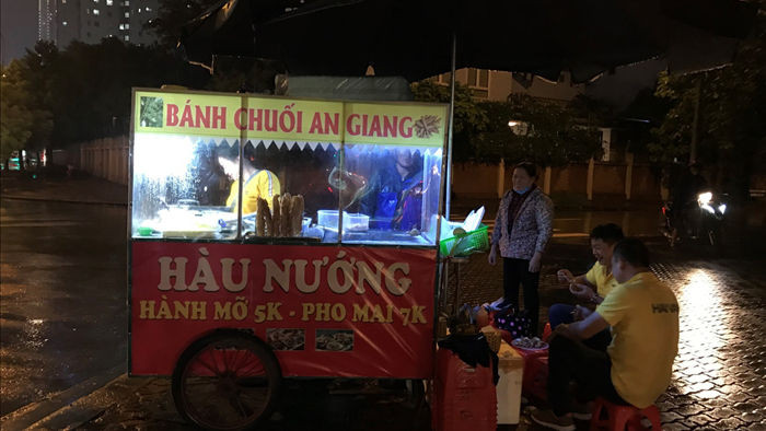 Hàu nướng 5 nghìn đồng đổ bộ vỉa hè Hà Nội, chủ bán 4000 con mỗi ngày - 9