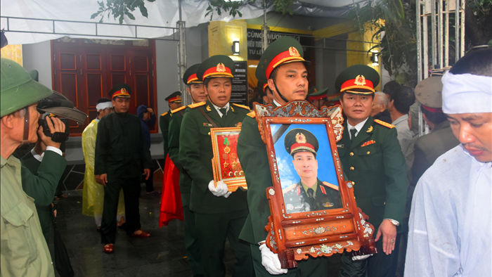 Đoàn người lặng lẽ dưới mưa, tiễn đưa Thiếu tướng Nguyễn Văn Man về đất mẹ - 6