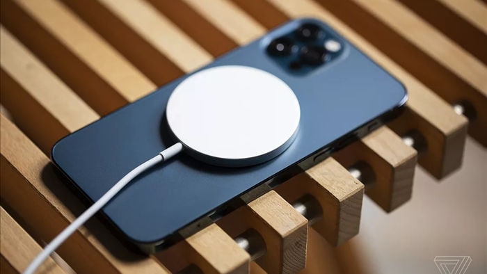 Cận cảnh iPhone 12 và 12 Pro: Thiết kế kết hợp giữa iPhone 11 và iPhone 5 - 13 Cận cảnh iPhone 12 và 12 Pro: Thiết kế kết hợp giữa iPhone 11 và iPhone 5 - 13