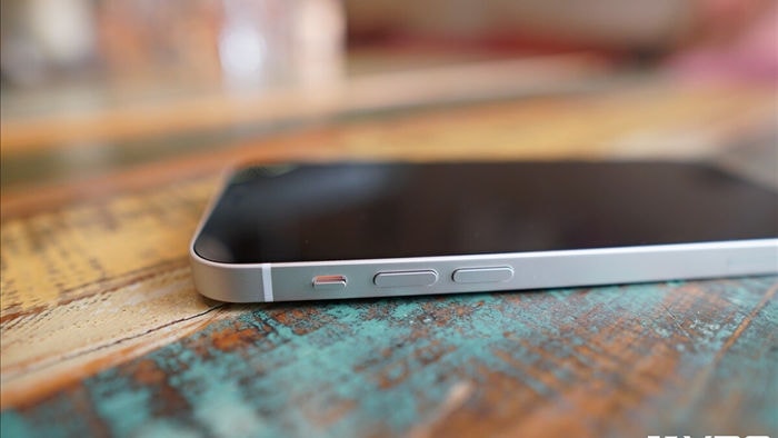 Cận cảnh iPhone 12 và 12 Pro: Thiết kế kết hợp giữa iPhone 11 và iPhone 5 - 5 Cận cảnh iPhone 12 và 12 Pro: Thiết kế kết hợp giữa iPhone 11 và iPhone 5 - 5