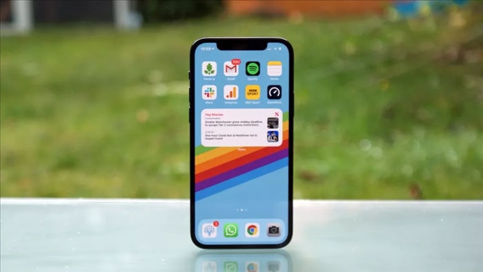 Cận cảnh iPhone 12 và 12 Pro: Thiết kế kết hợp giữa iPhone 11 và iPhone 5 - 6 Cận cảnh iPhone 12 và 12 Pro: Thiết kế kết hợp giữa iPhone 11 và iPhone 5 - 6