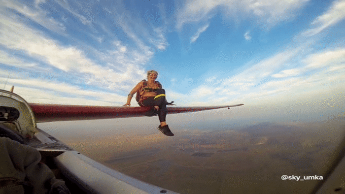 Toát mồ hôi xem cảnh cô gái trèo ra cánh máy bay tạo dáng ở không trung - 2
