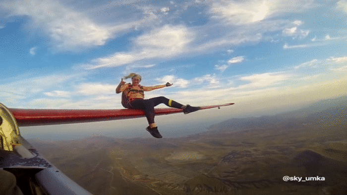 Toát mồ hôi xem cảnh cô gái trèo ra cánh máy bay tạo dáng ở không trung - 3