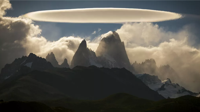 “Đám mây UFO” ma quái lơ lửng trên núi ở Argentina - 1