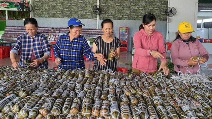 Người dân TP.HCM gói 5.000 bánh chưng, bánh tét gửi vùng lũ miền Trung