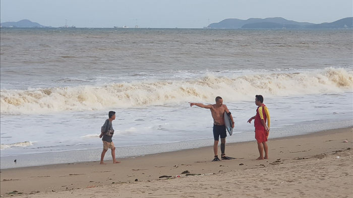 Sóng cao 2-3m, du khách vẫn phớt lờ lệnh cấm tắm biển Nha Trang - 3