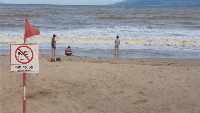 Sóng cao 2-3m, du khách vẫn phớt lờ lệnh cấm tắm biển Nha Trang - 1