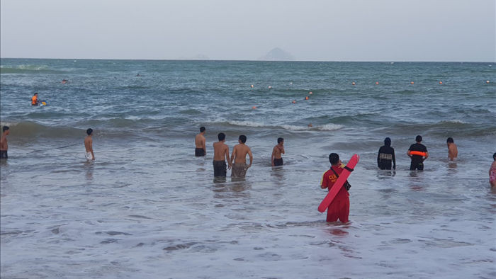 Sóng cao 2-3m, du khách vẫn phớt lờ lệnh cấm tắm biển Nha Trang - 7