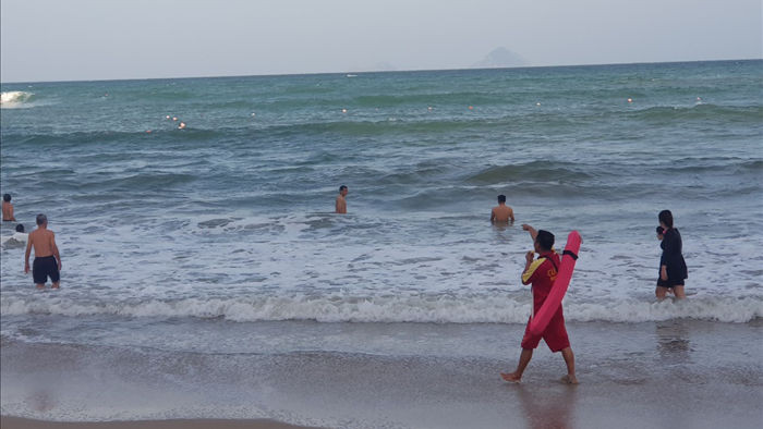 Sóng cao 2-3m, du khách vẫn phớt lờ lệnh cấm tắm biển Nha Trang - 5