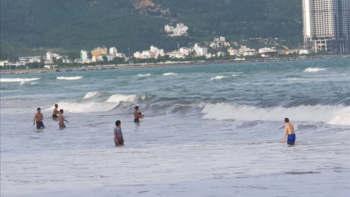 Sóng cao 2-3m, du khách vẫn phớt lờ lệnh cấm tắm biển Nha Trang - 4
