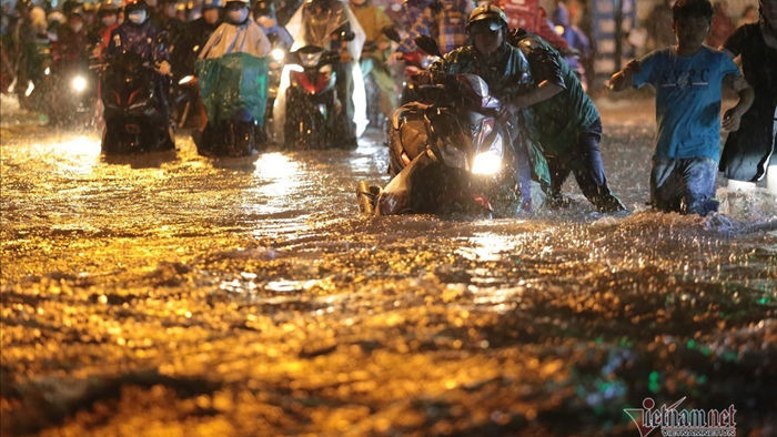 Sau cơn mưa như trút, đông Sài Gòn chìm trong biển nước