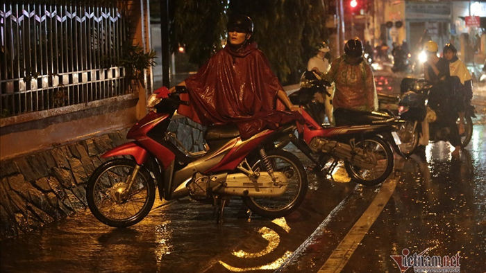 Sau cơn mưa như trút, đông Sài Gòn chìm trong biển nước