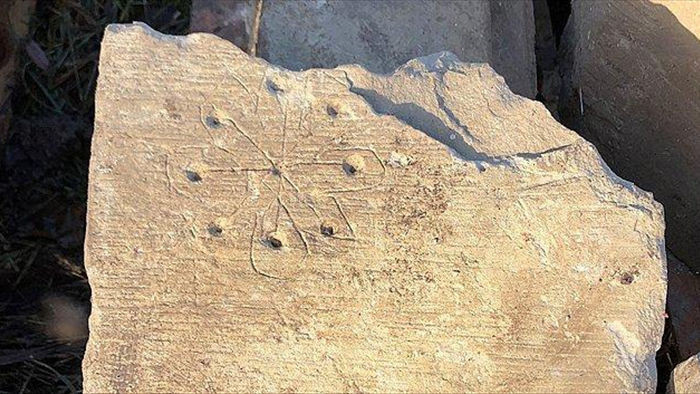 Phát hiện “dấu tích phù thủy” kỳ lạ trong nhà thờ thời Trung cổ ở Anh - 2