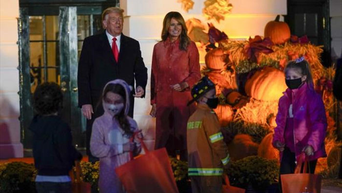 Vợ chồng ông Trump tổ chức tiệc Halloween tại Nhà Trắng bất chấp COVID-19 - 1