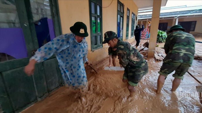 Bùn ngập nửa mét, gần 5.000 học sinh Quảng Trị chưa thể đi học