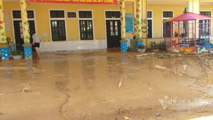 Bùn ngập nửa mét, gần 5.000 học sinh Quảng Trị chưa thể đi học