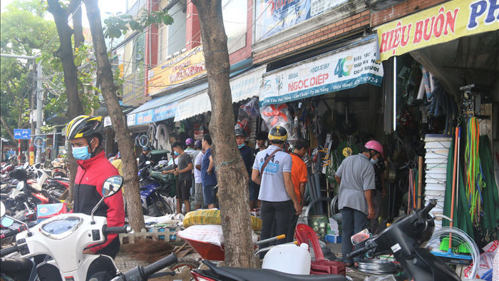 Người dân Đà Nẵng đổ xô mua vật liệu chằng chống nhà cửa trước siêu bão - 1
