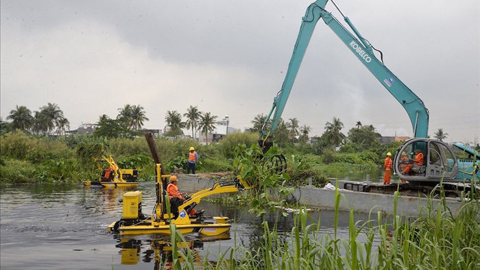 Thuê máy vớt rác 20 tỷ đồng làm sạch sông ở Sài Gòn - 1