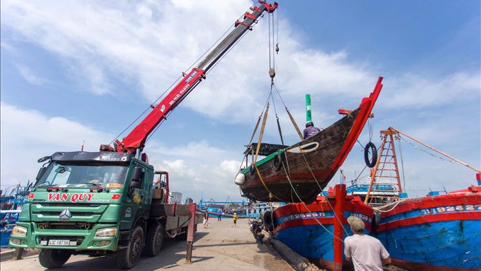 Hàng trăm tàu thuyền của ngư dân Đà Nẵng được đưa lên bờ tránh bão số 9 - 1