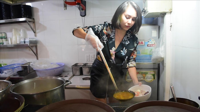 Quán bánh canh 'siêu đông' ở Hà Nội: Sợi bánh đi máy bay ngàn cây số mỗi ngày