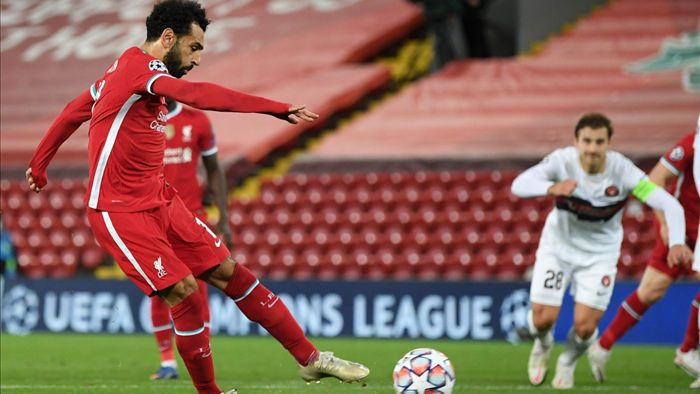 Salah ghi bàn từ chấm 11m sau khi vào sân giúp Liverpool thắng Midtjylland 2-0. (Ảnh: Getty).