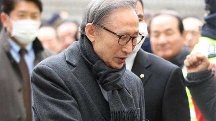 Cựu Tổng thống Hàn Quốc  Lee Myung-bak lĩnh án tù 17 năm - 1