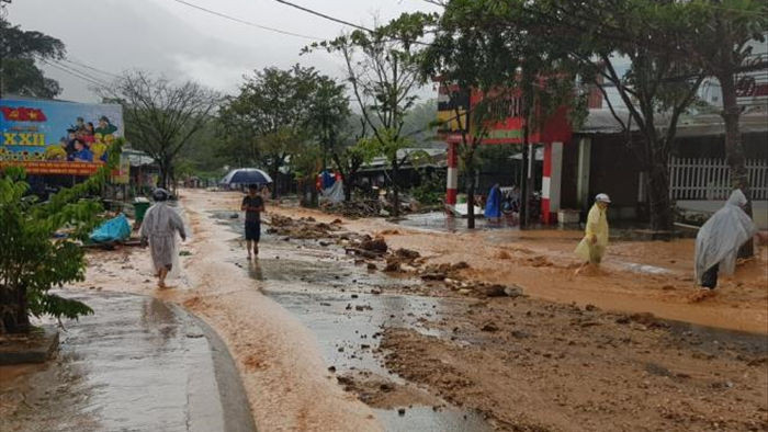 Đi vận động dân tránh bão số 9, hai cán bộ ở Quảng Nam bị núi lở vùi mất tích - 1