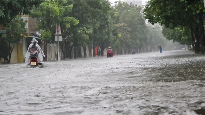 Cận cảnh thành phố Vinh bị nước bủa vây - 2