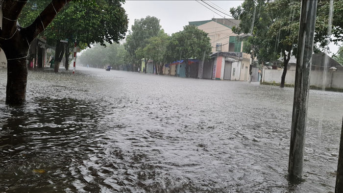 Cận cảnh thành phố Vinh bị nước bủa vây - 3