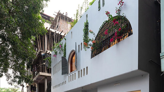 Căn biệt thự trắng có mặt tiền cong độc đáo, nổi bật nhất khu phố ở Hà Nội - 9 Căn biệt thự trắng có mặt tiền cong độc đáo, nổi bật nhất khu phố ở Hà Nội - 9