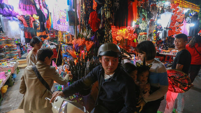 Loạt ma quỷ kinh dị tràn xuống phố hóa trang ở Hà Nội dịp Halloween - 2
