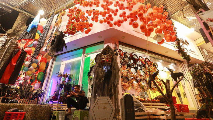 Loạt ma quỷ kinh dị tràn xuống phố hóa trang ở Hà Nội dịp Halloween - 5