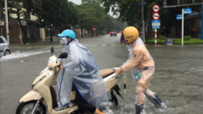 Cận cảnh thành phố Vinh bị nước bủa vây - 8