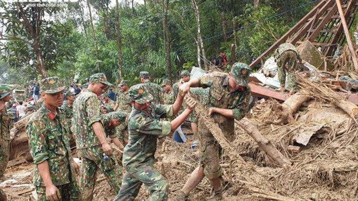 Bộ đội, công an xới đống bùn nhão tìm 14 người còn mất tích ở Trà Leng - 7