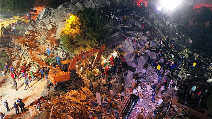 Video động đất đánh sập nhà cao tầng ở Thổ Nhĩ Kỳ - 5