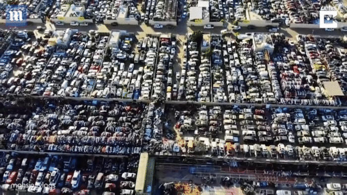 Hàng nghìn siêu xe chất đống với bụi bám dày trong nghĩa địa ô tô - 1