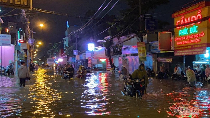 Mưa mù trời cuối chiều, khắp nơi Sài Gòn ngập nặng