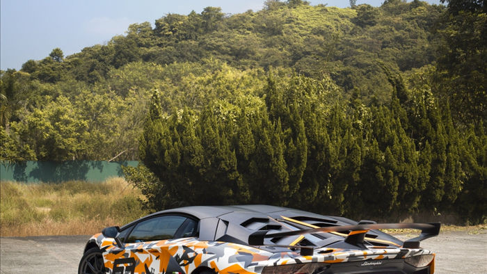 Aventador SVJ 63 có khả năng tăng tốc lên 100 km/h trong 2,8 giây và đạt vận tốc tối đa 350 km/h. Lamborghini trang bị cho xe bốn chế độ lái bao gồm Strada (đường phố), Sport (thể thao), Corsa (đua) và Ego (tùy chỉnh).