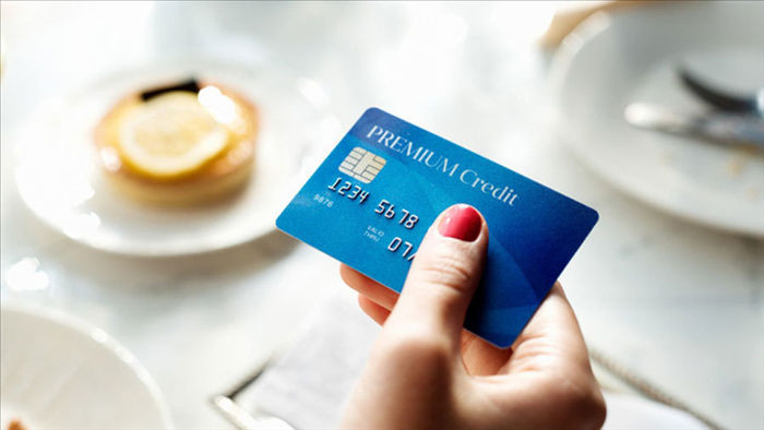 4 loại người nên tránh xa thẻ tín dụng, nếu quyết dùng chẳng mấy chốc 'đội lên đầu' cả đống nợ