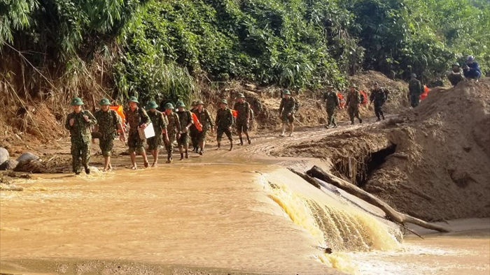 70 cán bộ, chiến sĩ băng rừng, vượt suối vào Phước Lộc tìm người mất tích