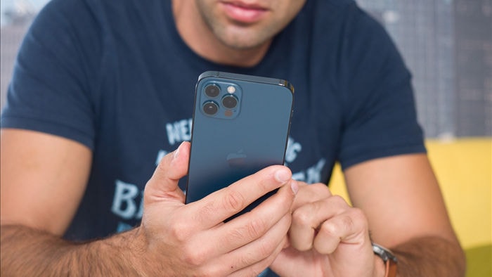 iPhone 12 sụt pin nhanh hơn iPhone 11 khi chơi game, xem YouTube - 1 iPhone 12 sụt pin nhanh hơn iPhone 11 khi chơi game, xem YouTube - 1