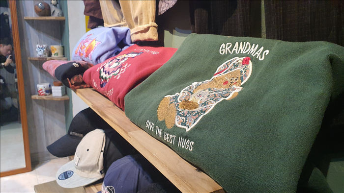 Chán hàng Quảng Châu, giới trẻ săn mua quần áo hàng hiệu cũ - 8