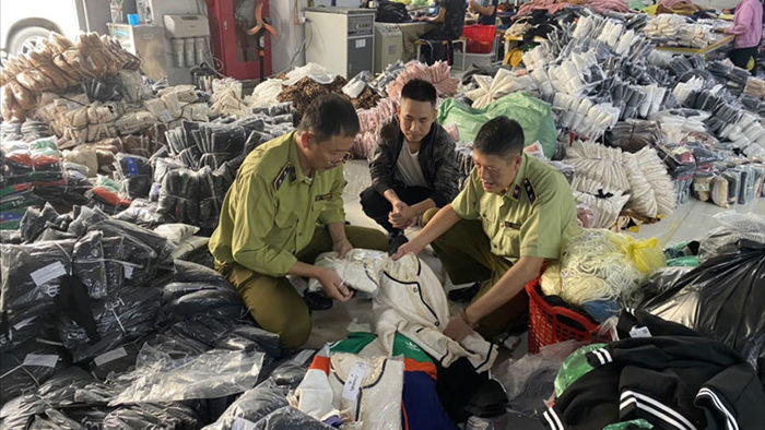Tổng kho 100 ngàn đồ fake Adidas, Gucci tại 'thủ phủ' Ninh Hiệp